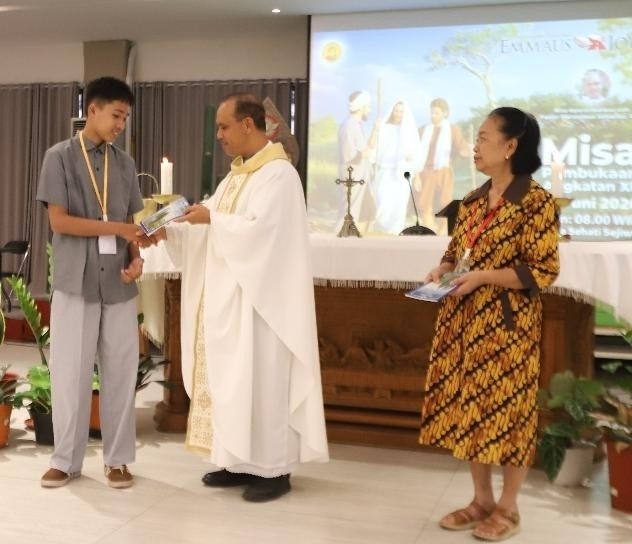 Penyerahan buku EJ secara simbolis dari Romo Hiron kepada juniorPAKAI_1